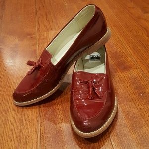 FRYE sparkly wine colored tassel loafer